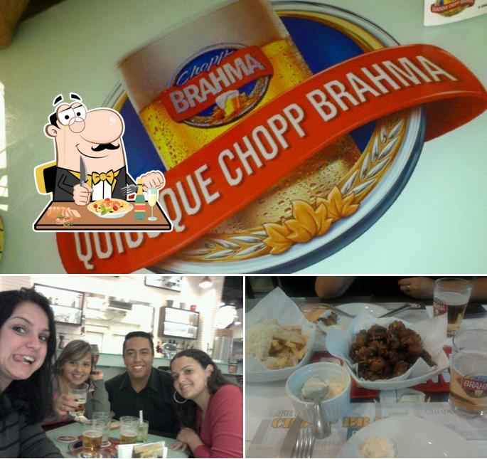 A imagem a Quiosque Chopp Brahma’s comida e mesa de jantar