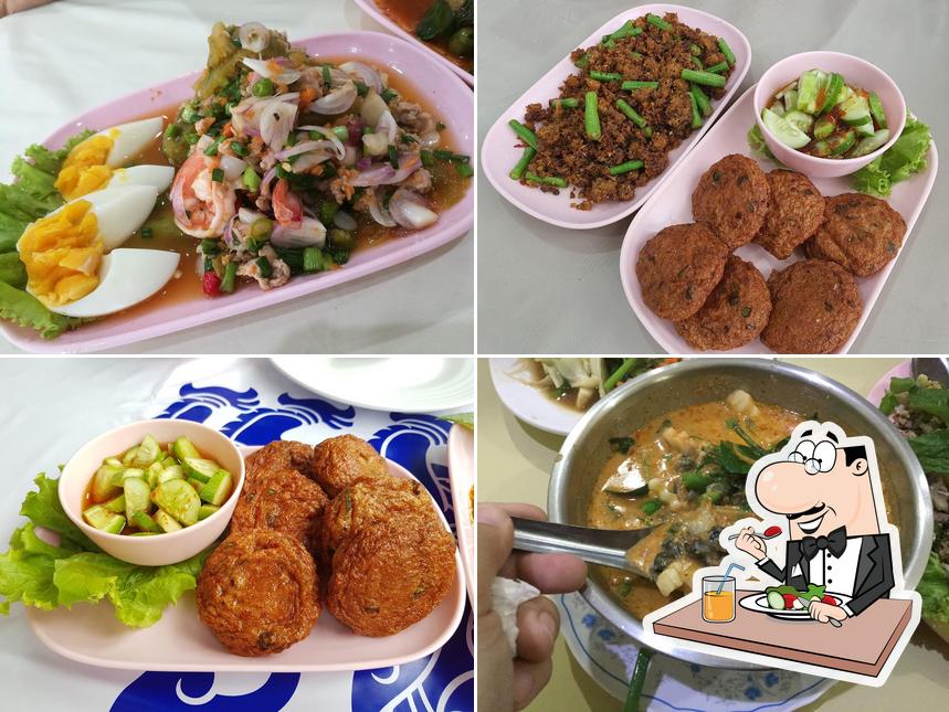 Meals at Gaeng Pa Sriyan