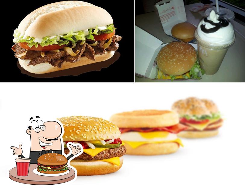 Попробуйте гамбургеры в "McDonald's Macarthur Square II"