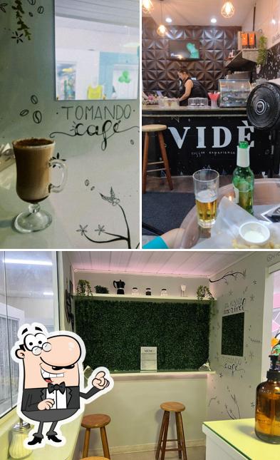 O interior do Vidé Café e bistrô