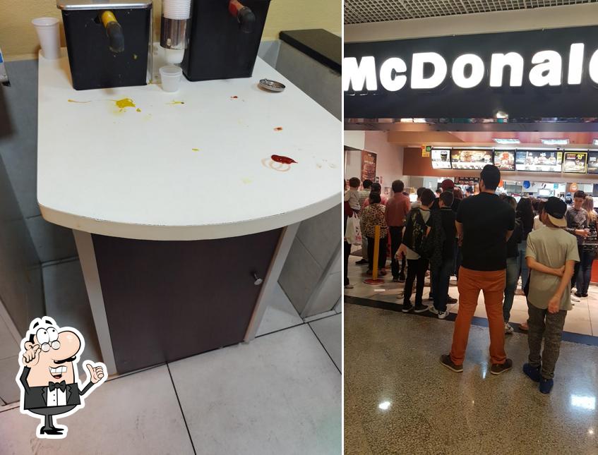 Sente em uma das mesas no McDonald's