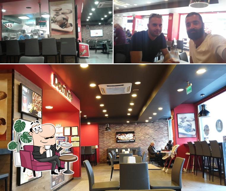 Take a seat at one of the tables at Domino's Pizza Erzincan