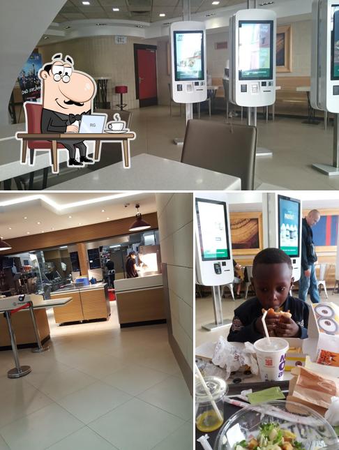 La photo de la intérieur et table à manger de McDonald's’s