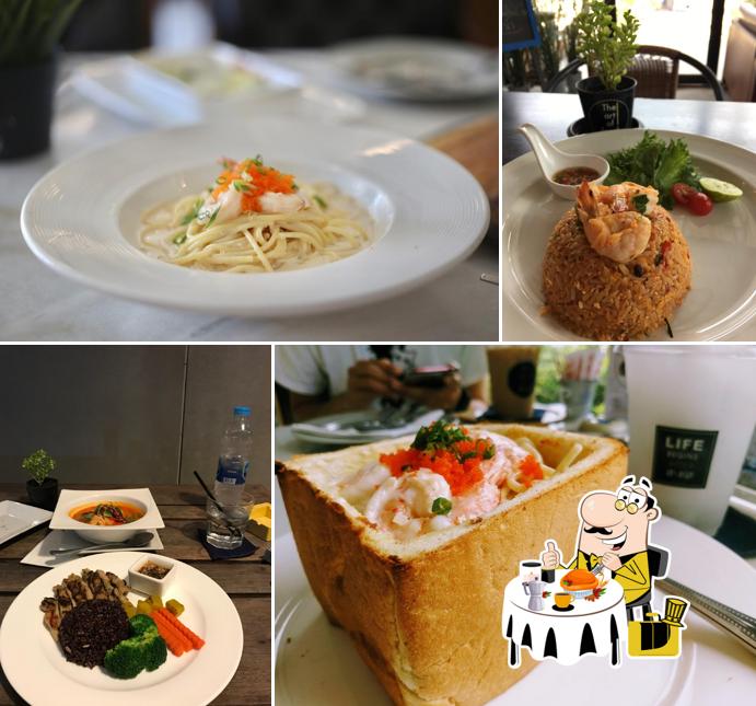 Блюда в "Curry and rice at The Janduan café bearing 31"