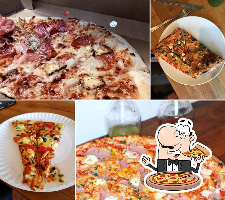 Попробуйте пиццу в "PizzaPastaDeli (the Deli)"