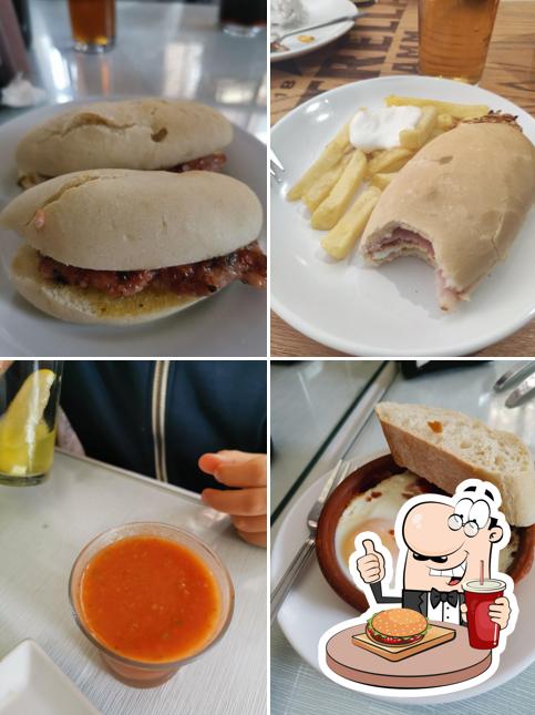 Restaurante Mesón La Rueda’s burgers will suit different tastes