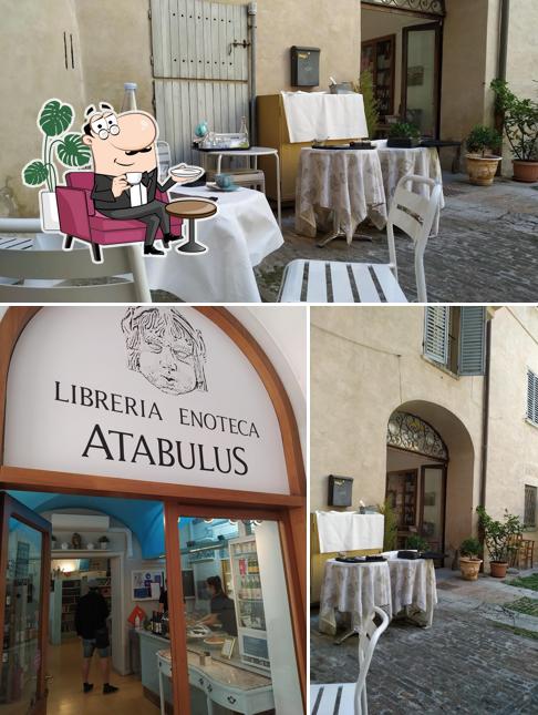 Gli interni di Enoteca Libreria Atabulus