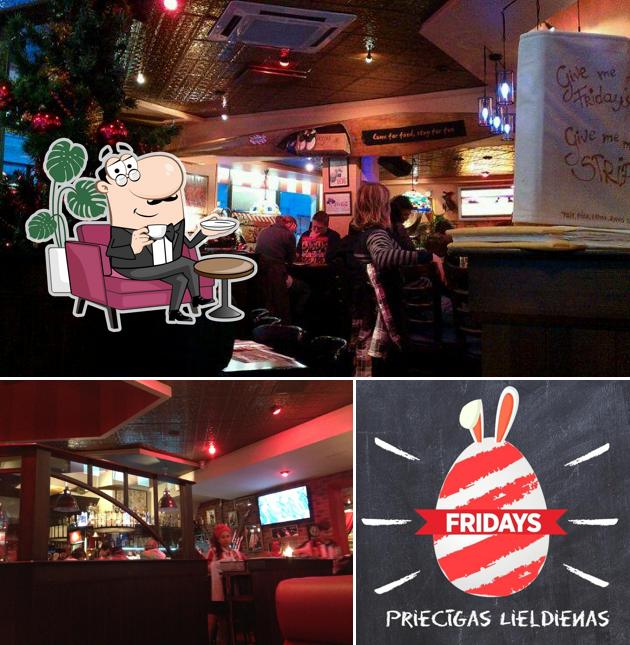 T.G.I. Friday's se distingue par sa intérieur et tableau noir