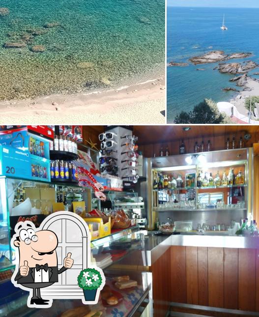 Tra le diverse cose da Bar Mare Chiaro si possono trovare la esterno e cibo