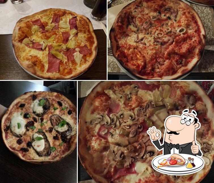 Order pizza at Restaurant Da Michele