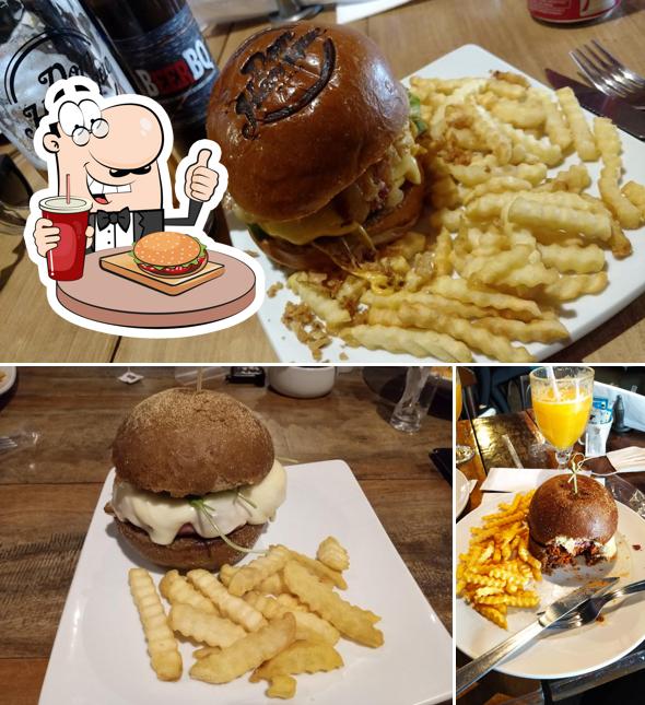 Try out a burger at Dom Henrique Gastronomia