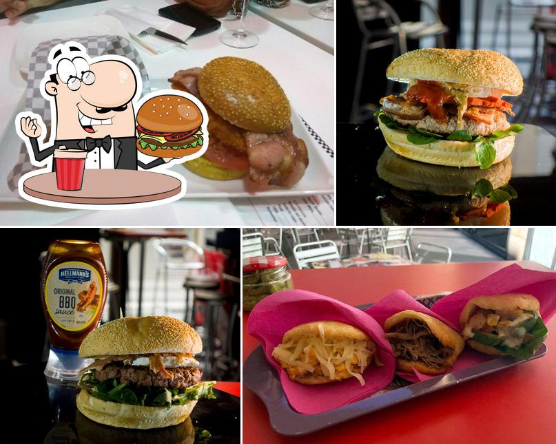 Гамбургеры из "Diner Flamingo - Tapas & Burger" придутся по вкусу любому гурману