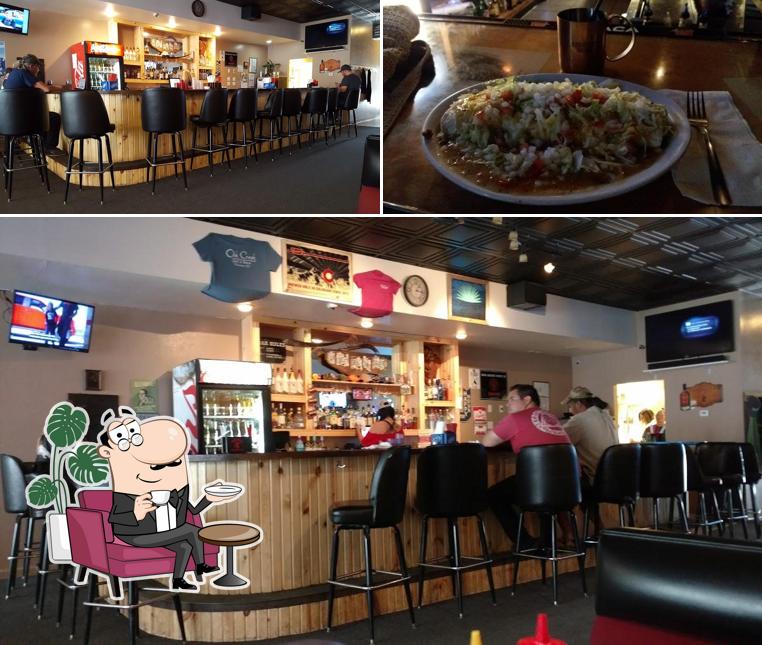 Это фото, где изображены внутреннее оформление и еда в Oak Creek Grill And Tavern