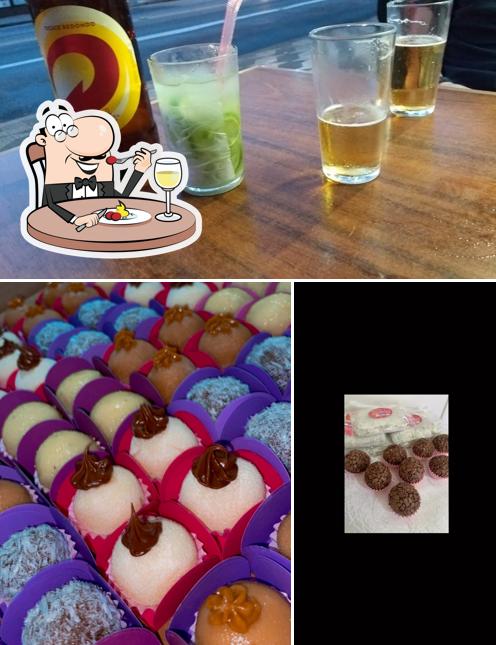 Dê uma olhada a imagem mostrando comida e cerveja no Rainha da Brigadeiro