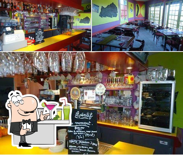 Voici la photo affichant la comptoir de bar et intérieur sur Le Courlis