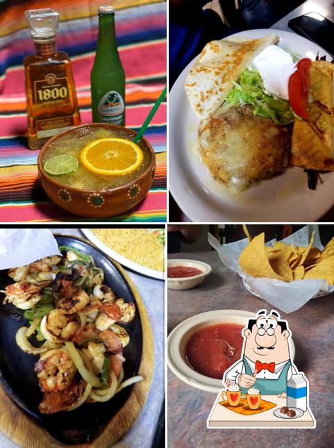 Disfrutra de una bebida en Rey Azteca Mexican Restaurant