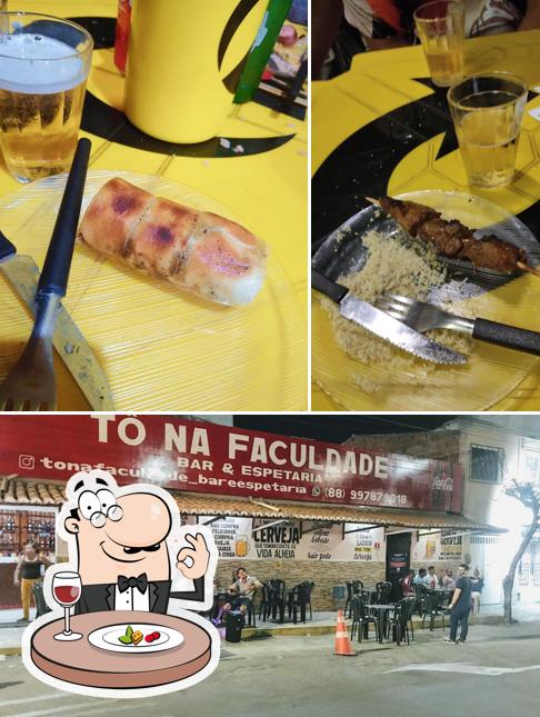 A foto do Tô na Faculdade’s comida e interior