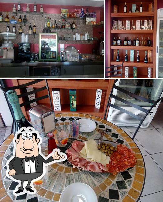 L’image de la intérieur et comptoir de bar de Sweet Cafe'’s