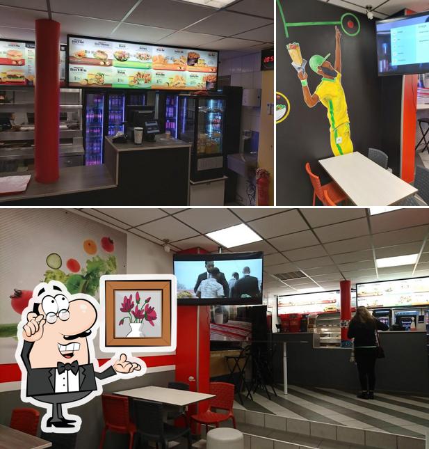 El interior de Chicken Delices