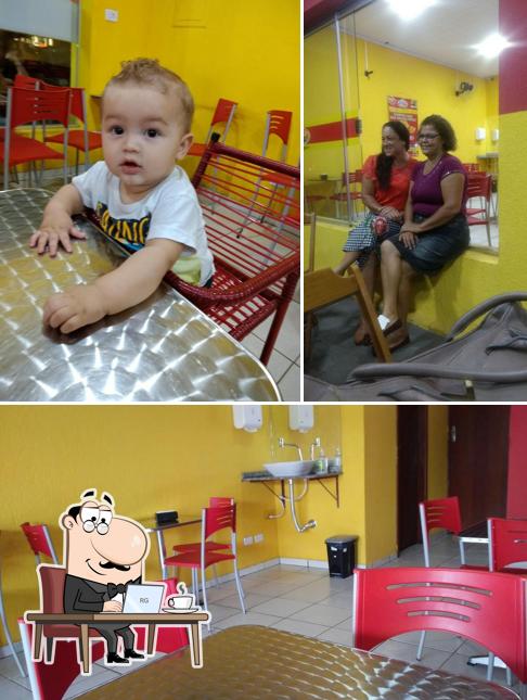 O interior do ALEX DOG & BURGUER