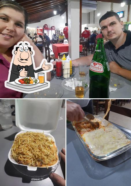 Dê uma olhada a imagem mostrando comida e interior no Gê Lanches