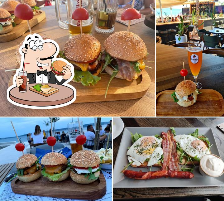 Ordina un hamburger a B COOL brewery and pub