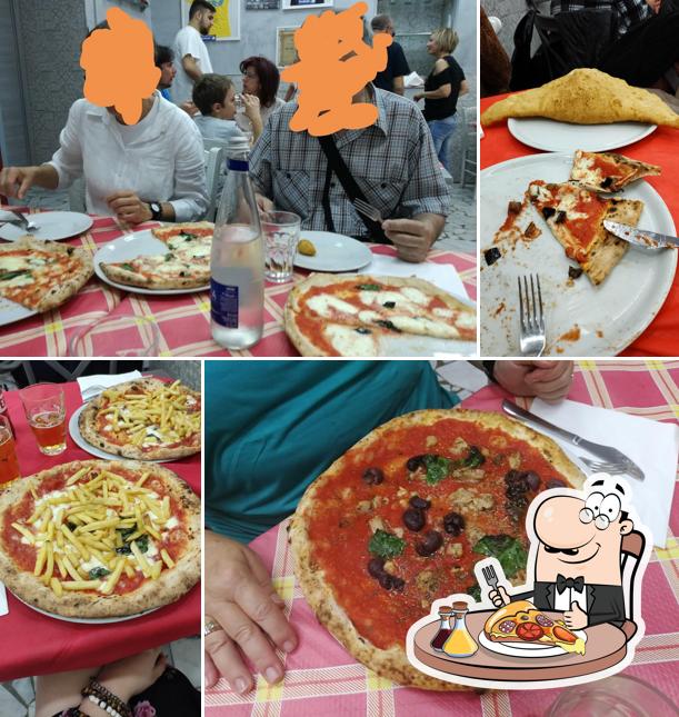 A Pizzeria Napoli Centro, puoi ordinare una bella pizza