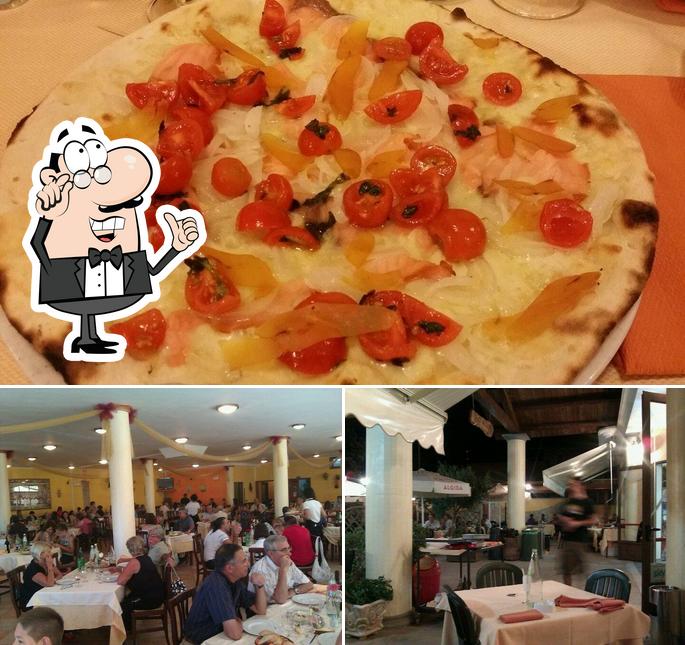 La immagine di interni e pizza da Pizzeria Ristorante La Taverna