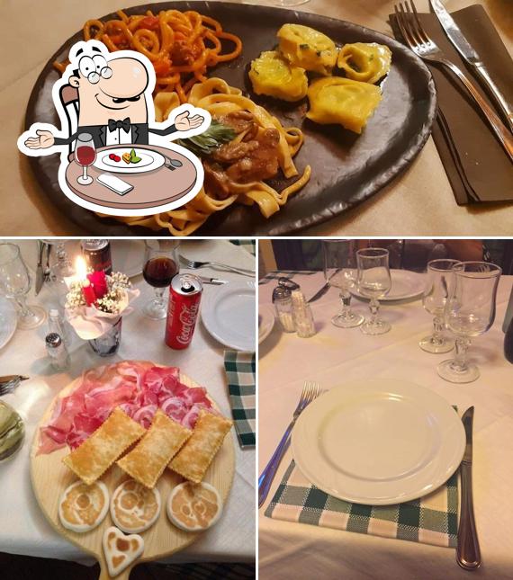 Dai un’occhiata alla immagine che mostra la tavolo da pranzo e cibo di Ristorante Pizzeria Oca Golosa