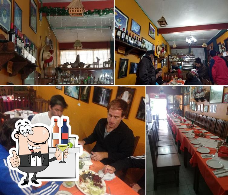Observa las fotografías donde puedes ver barra de bar y comedor en Maya Pakal Restaurant