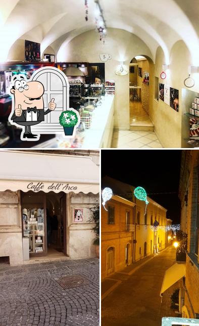 La foto di esterno e cibo da Caffé dell'Arco