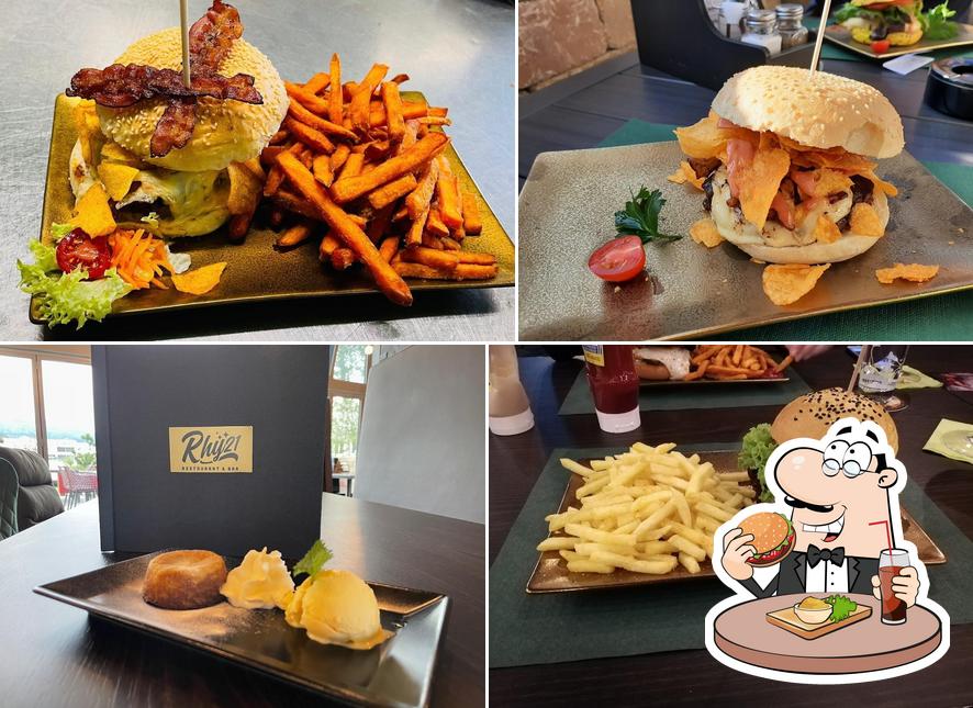 Ordina un hamburger a Rhy21 Restaurant & Bar