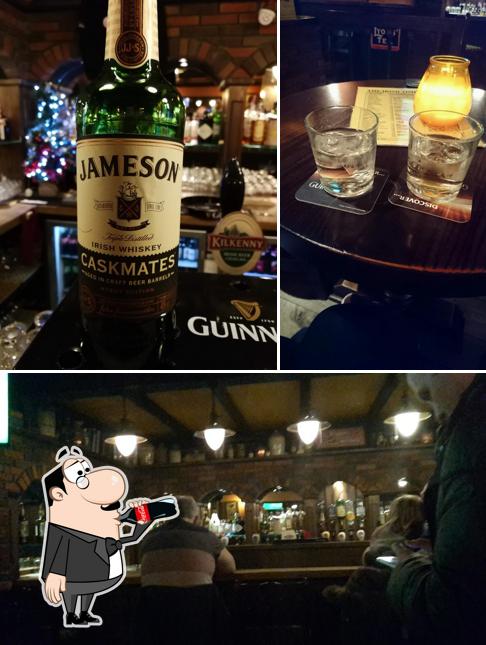 Voici l’image indiquant la boire et comptoir de bar sur The Irish Times Pub