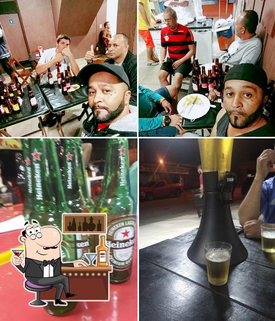 Entre diversos coisas, balcão de bar e bebida podem ser encontrados no Bar Snooker Canto dos Amigos