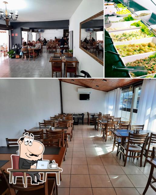 Entre diversos coisas, interior e comida podem ser encontrados no Restaurante Pais e Filhos