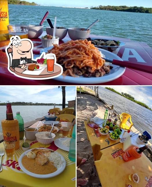 A imagem da mesa de jantar e comida a Bar da Jana