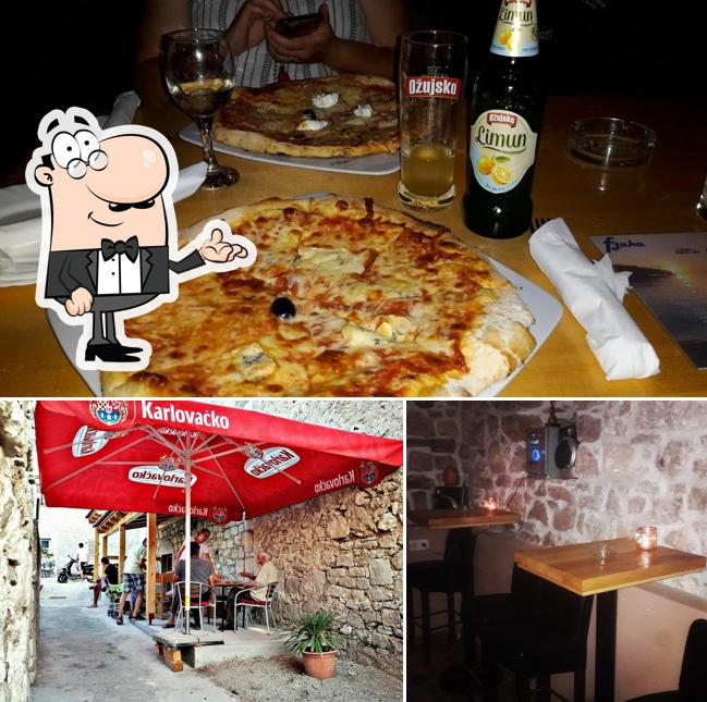 La photo de la intérieur et pizza concernant Pizza Fjaka