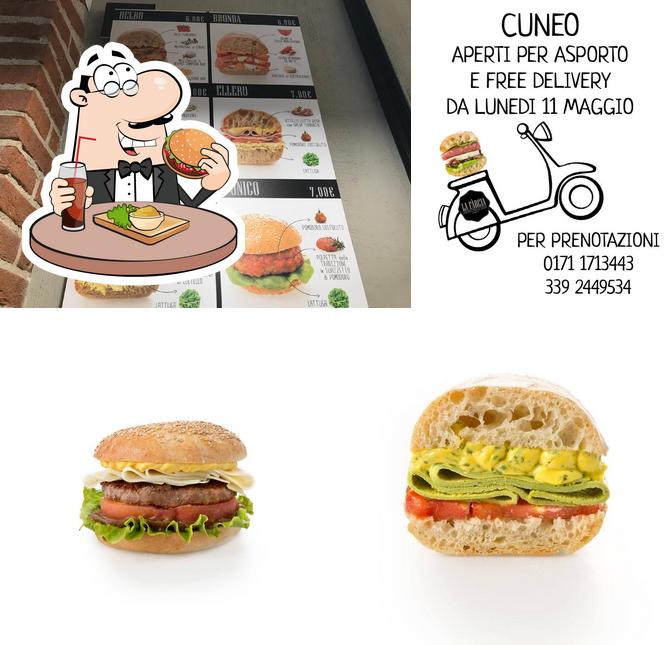 Prenditi un hamburger a La Farcia Cuneo