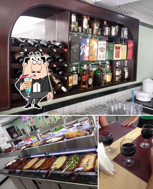 A imagem do Arena Pizzaria Grill’s bebida e interior