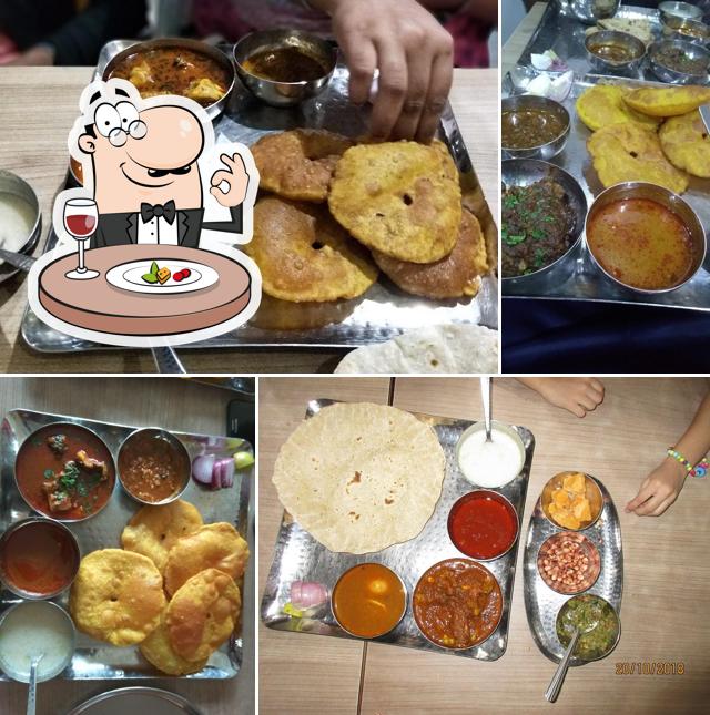 Food at Khula Rassa - Assal Kolhapuri