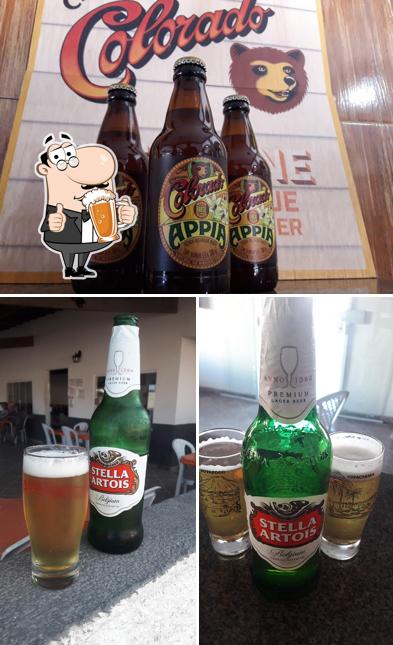 Desfute uma tulipa de cerveja leve ou escura