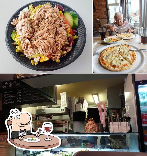 Voici la photo indiquant la nourriture et table à manger sur Pizzeria Capello Rosso