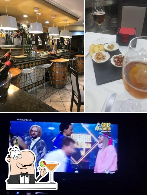 Mira las fotos que hay de bebida y interior en Restaurante Bar El Pavo / Salón de celebraciones en Ceuti