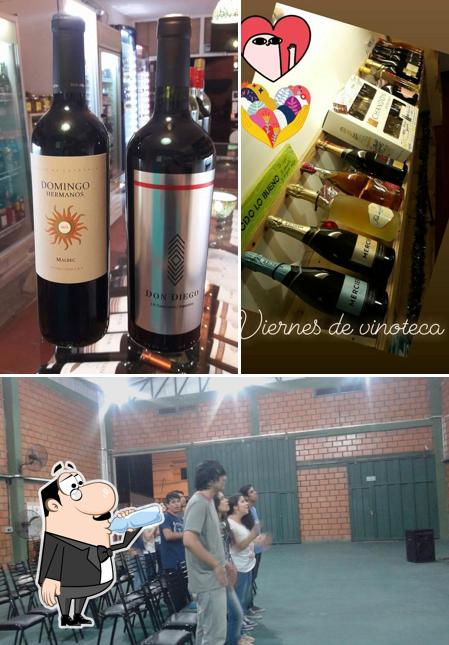 Las fotografías de bebida y interior en La Vinoteca