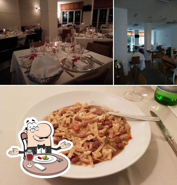 La foto della tavolo da pranzo e cibo di Hotel Palace