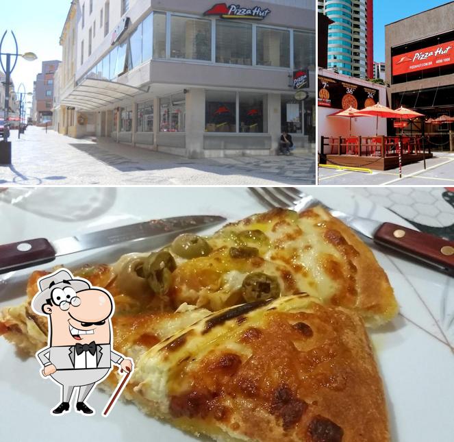 A imagem da exterior e pizza no Pizza Hut - Figueiras