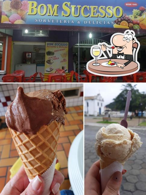 A imagem da comida e interior no Sorveteria Bom Sucesso