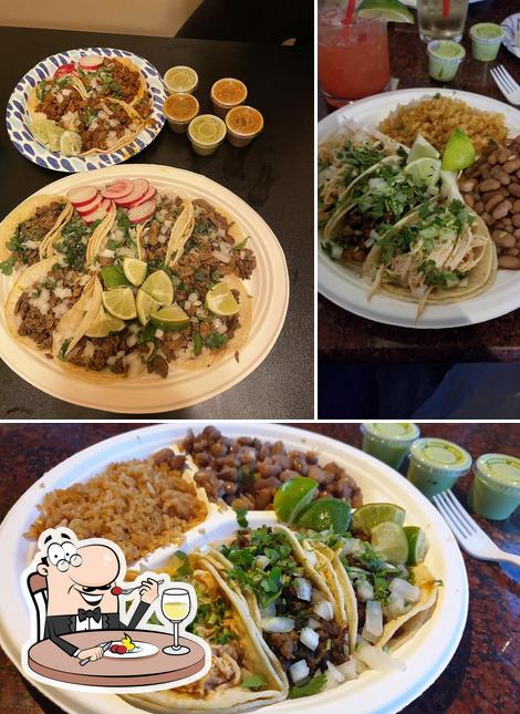 Еда в "Tacos El Machin"