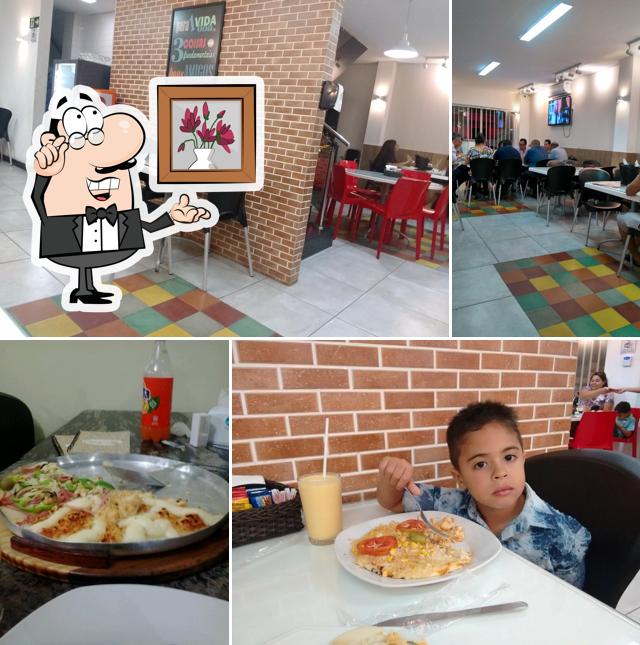 Sente em uma das mesas no Panquecaria e Pizzaria Liberdade