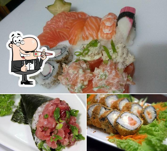 Rolos de sushi são servidos no Kzulo Sushi Delívery
